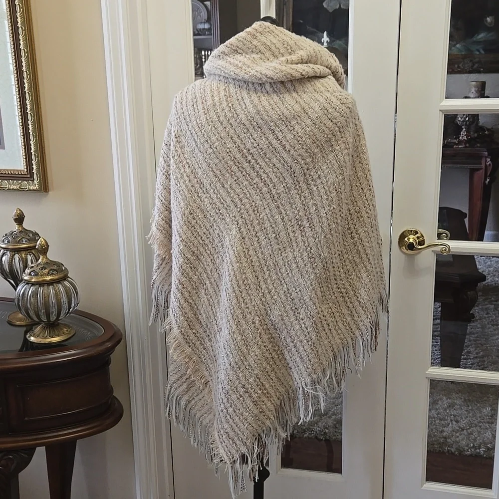 New Directions Belvedere Cream Tan Knit Poncho Fringe Trim Toggle Closure OS NEW
